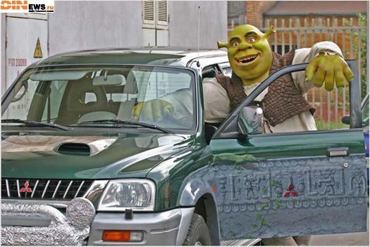 Шрек катает на Mitsubishi!