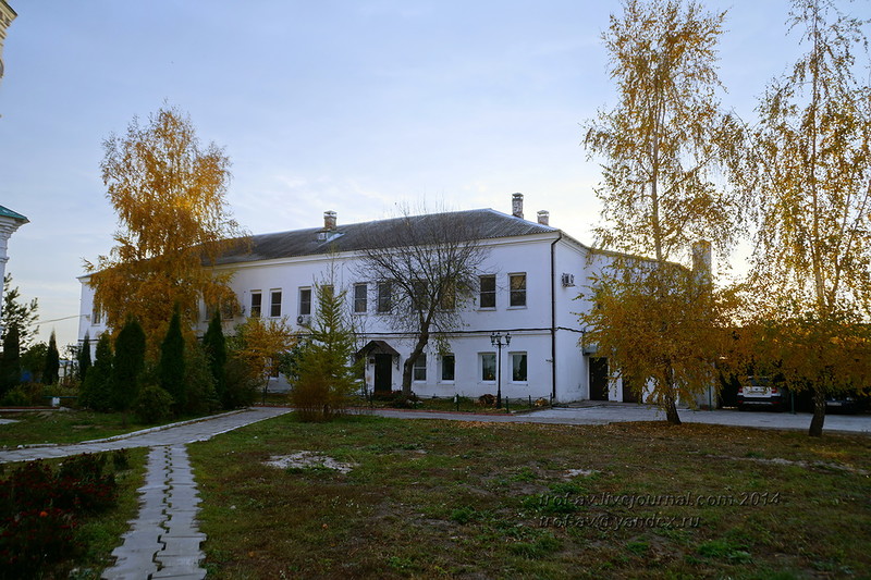 Файл:Братский корпус с домовым храмом Рождества Пресвятой Богородицы.jpg